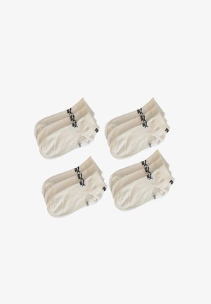 Vier Sätze mit drei weißen Knöchelsocken mit schwarzen Puma-Logos, übereinander gestapelt auf einem weißen Hintergrund.