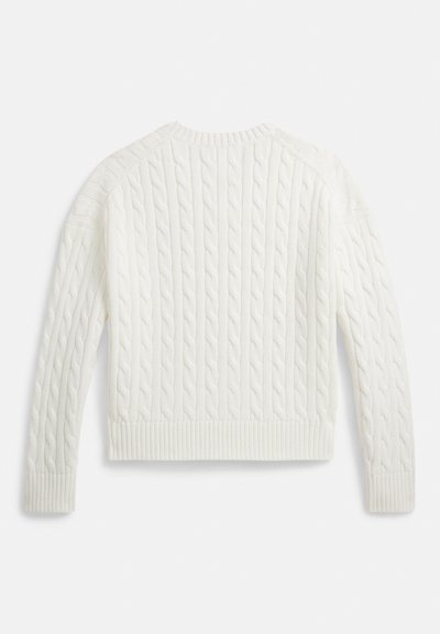 Λευκό πουλόβερ με πλεκτό σχέδιο σε σχήμα καλωδίου, με ριμπ τελείωμα και μανσέτες, που διαθέτει υφή και μανίκια ράγκλαν. Εμφανίζεται από πίσω.