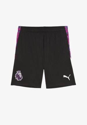 Schwarze Sportshorts mit pinkfarbenen Akzenten an den Seiten, versehen mit einem weißen Premier-League-Löwenlogo und einem weißen Puma-Logo auf dem gegenüberliegenden Bein.