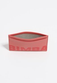 Monedero de cuero sintético rosa con un interior texturizado, que presenta la palabra "BIMBA" en letras grandes en la parte frontal. Diseño elegante y minimalista.