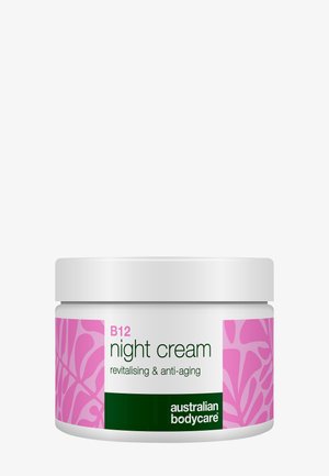 Słoik kremu na noc B12 z różowym wzorem liści, oznaczony jako "rewitalizujący i przeciwstarzeniowy", marki Australian Bodycare na białym tle.