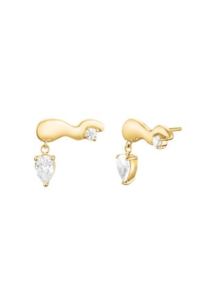 Pendientes de botón de oro con forma de manos abstractas que sostienen piedras preciosas transparentes redondas y en forma de lágrima, mostrados sobre fondo blanco.