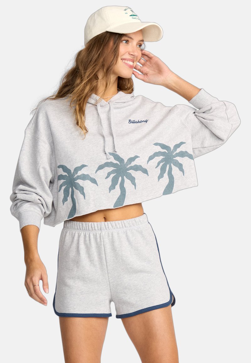 Lichtgrijze cropped hoodie met palmbomenontwerpen langs de onderkant en blauwe accenten. Gecombineerd met bijpassende grijze shorts met een blauwe rand.