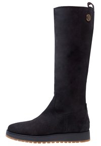 Bota negra hasta la rodilla de ante, con una textura suave, puntera redondeada y suela de goma con un patrón de menor tracción; incluye un acento de logotipo.
