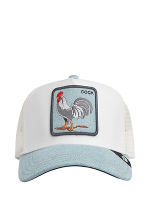 Gorra de béisbol blanca y azul claro con un parche bordado de un gallo gris que está de pie sobre un suelo naranja y la palabra "cock" encima.