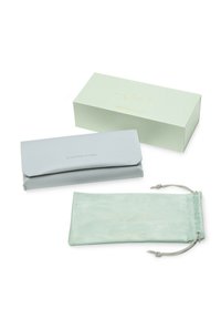 Grijze leren brillenkoker met een klepdeksel, vergezeld van een groene stoffen etui met een trekkoord en gouden logo-details.