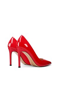 Tacchi alti in pelle sintetica rossa con punta affilata, tacchi a stiletto sottili e una finitura liscia e lucida. Fodera interna beige.