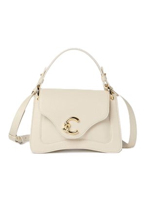 Bolso de mano de cuero crema con asa superior, correa de hombro ajustable, cierre con solapa y cierre frontal de anillo entrelazado dorado.