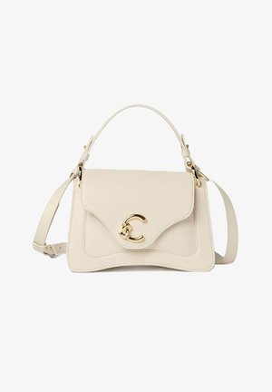 Bolso de mano de cuero crema con asa superior, correa de hombro ajustable, cierre con solapa y cierre frontal de anillo entrelazado dorado.