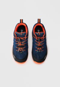 Marineblå og orange børnesko til vandreture med hurtigtrækkende snørebånd, størrelse 34, set ovenfra på en hvid baggrund.