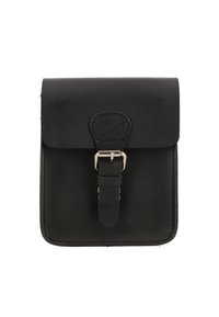 Czarna skórzana torba z klapą zabezpieczoną przyszytym paskiem i srebrną klamrą, kompaktowy prostokątny kształt z widocznym ściegem.