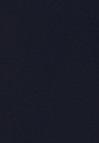 Das Bild ist vollständig dunkel, ohne sichtbare Objekte, Personen oder Handlungen.