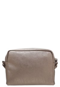 Bolso cruzado de cuero topo con forma rectangular, textura suave, cierre superior con cremallera y correa ajustable.