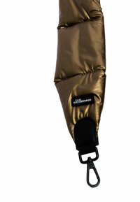 Gevoerde schouderband in metallic brons met een gladde textuur. Voorzien van een zwart leren uiteinde en een stevige zwarte clip voor bevestiging.