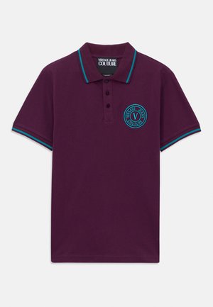 Vijolična kratka majica s kratkimi rokavi s kratkimi rokavi, s šalom in manšetami v teal barvi, tremi gumbi ter krožnim teal logotipom Versace Jeans Couture na levem prsnem delu.