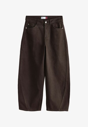 Dunkelbraune, weit geschnittene Cropped-Jeans mit Vorderentaschen, Gürtelschlaufen und Knopfverschluss vor weißem Hintergrund.