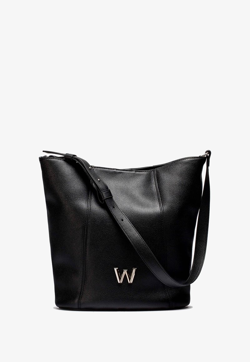Czarna skórzana torebka na ramię z teksturowanym wykończeniem, z wbudowanym logo "W" w odcieniu srebra, regulowanym paskiem oraz otwartą konstrukcją.