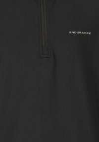 Mustat neuleet, jossa on puoliksi vetoketju. Valmistettu pehmeästä kankaasta, jossa on sileä pinta, ja etuosassa "ENDURANCE"-logo.