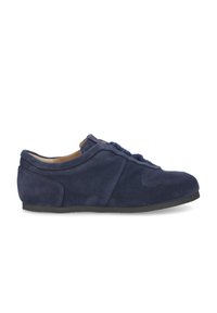 Chaussure en daim bleu marine avec un profil bas, bout rond, lacets à l'avant et accents texturés sur les côtés pour un détail supplémentaire.