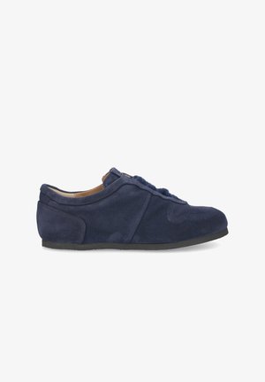 Chaussure en daim bleu marine avec un profil bas, bout rond, lacets à l'avant et accents texturés sur les côtés pour un détail supplémentaire.