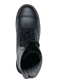 Bota de tobillo de cuero negro con puntera redondeada, diseño con cordones y parte superior texturizada. Presenta un acabado suave y detalles de costura mínimos.