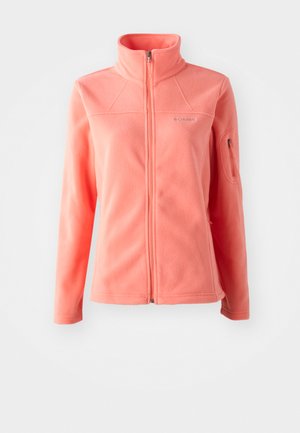 Koral fleece jakke med høy krage, full glidelås foran, lange ermer og sidelommer med glidelås. Myk tekstur og glatt finish.