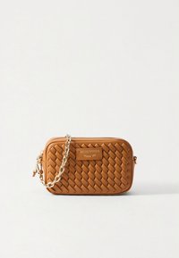 Borsa a mano in pelle intrecciata color cognac con forma rettangolare, dotata di tracolla a catena argentata e una targhetta con il marchio sul davanti. Chiusura con cerniera nella parte superiore.