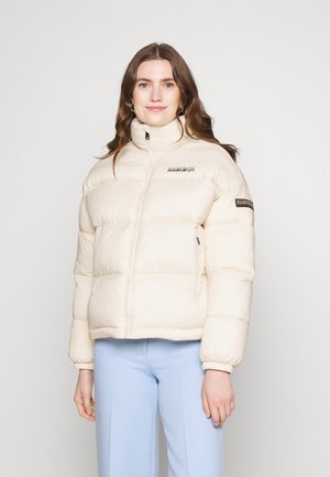 Crème pufferjack met een hoge kraag, horizontale gestikte secties en zwarte logoaccenten op de borst en de mouw. Zachte textuur.