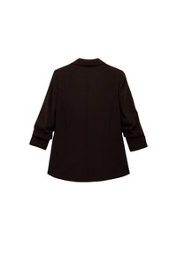 Blazer negro hecho a medida con mangas tres cuartos mostrado desde atrás sobre un fondo blanco.