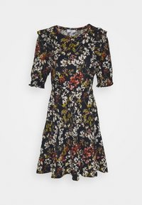 Robe noire à fleurs avec des fleurs blanches, vertes et rouges, manches bouffantes courtes, détails volants sur les épaules et une jupe évasée.