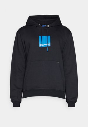 Felpa nera con cappuccio, tasca frontale, quadrato blu con logo e cordini. Realizzata in materiale morbido con polsini e orlo a coste.