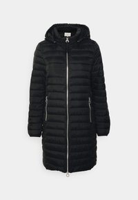 Manteau rembourré noir avec capuche, fermeture éclair à l'avant, deux poches latérales zippées et une coupe mi-longue avec des lignes de quilting verticales.