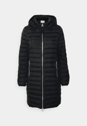 Manteau rembourré noir avec capuche, fermeture éclair à l'avant, deux poches latérales zippées et une coupe mi-longue avec des lignes de quilting verticales.