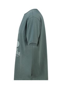 Groene katoenen T-shirt, ruime pasvorm, korte mouwen, ronde halslijn, met een groot wit grafisch tekstontwerp op de voorkant. Gladde textuur.