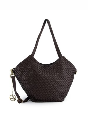 Tmavě hnědá tkaná kožená taška s oblým tvarem, dvojitými popruhy a odnímatelným akcentovým přívěskem se značkovým logem.