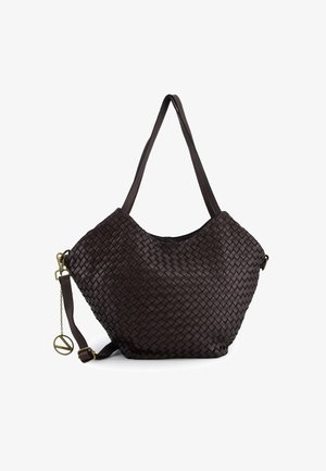 Tmavě hnědá tkaná kožená taška s oblým tvarem, dvojitými popruhy a odnímatelným akcentovým přívěskem se značkovým logem.