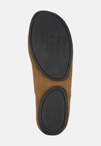 Suela de zapato de ante marrón con agarre de goma negra texturizada, que presenta las letras en relieve "PER" y el número de talla "38" en la parte inferior.