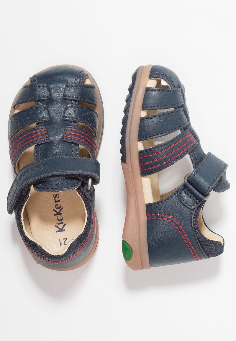 Sandalias de cuero azul marino con costuras rojas, diseño abierto, cinta de Velcro y suela de goma con un acento verde. Ideales para la comodidad y la transpirabilidad.