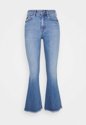 Hooggesneden blauwe denim jeans met een lichte uitlopende pijp, subtiele vervaging op de dijen en rafelige zoom aan de onderkant.