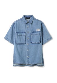 Camisa de manga corta de mezclilla en azul claro, con dos bolsillos frontales, cuello botón y dobladillo recto con costuras en contraste.