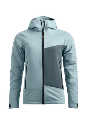 Hand, die schwarzen Kordelzug an hellblauer Kapuzenjacke von hinten vor einfachem Hintergrund anpasst.