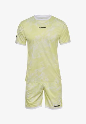 Lysegult sportsæt med diskret hvidt mønster, hvid krave og ærmekanter samt sorte "hummel"-logoer på bryst og shorts.
