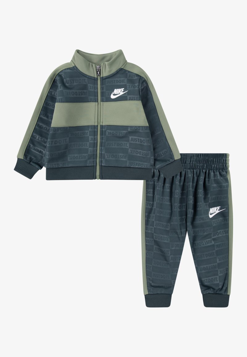 Nike Sportswear TEXTURED CLUB TRICOT SET - Spodnji deli trenirk - vintage green