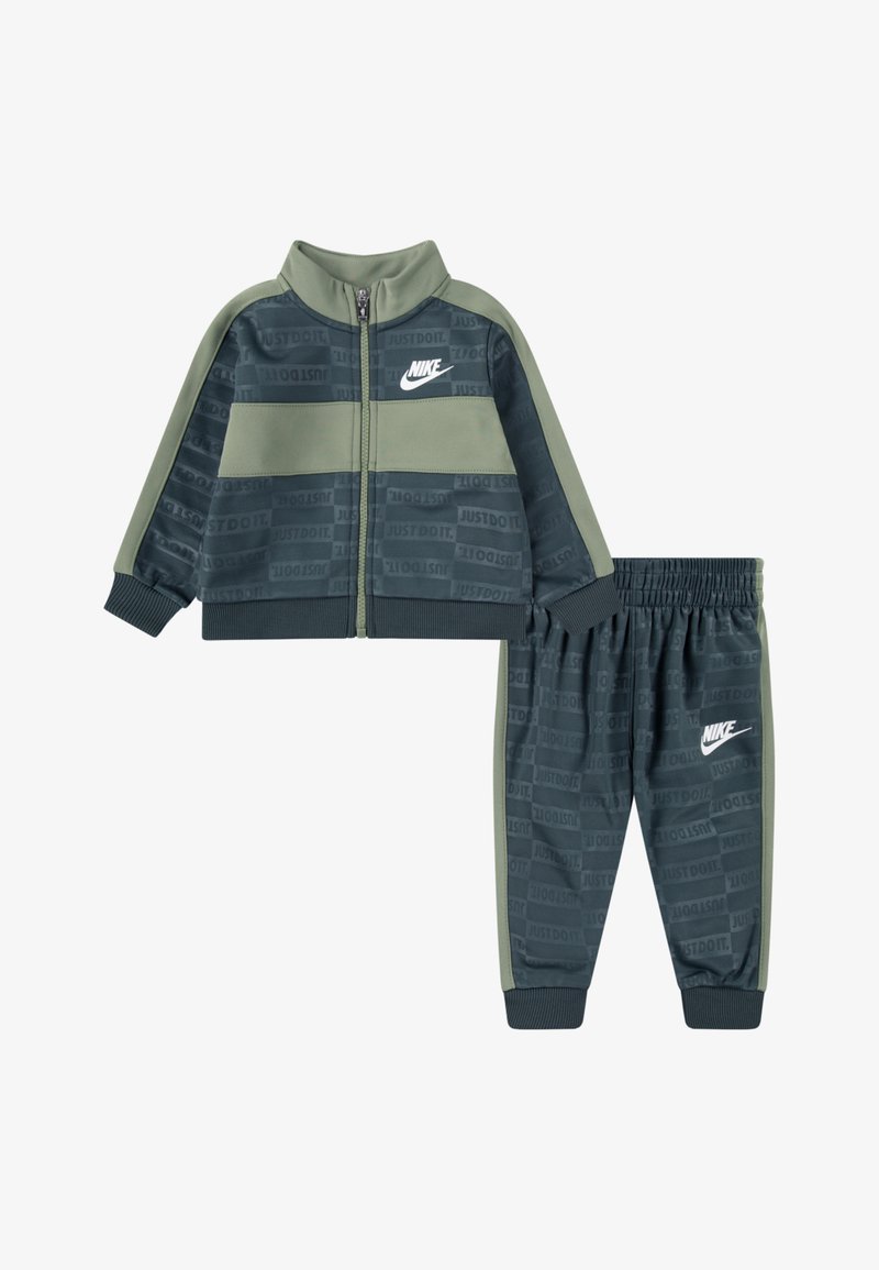 Nike Sportswear TEXTURED CLUB TRICOT SET - Joggebukse - vintage green
