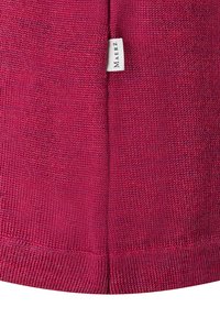 Close-up van maroon gebreide stof met een klein wit label met de tekst "MAERZ" aan de stiknaad.