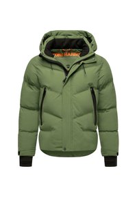 Giacca a vento verde con cappuccio, dettagli neri, tasche con zip e design imbottito. L'interno è arancione con dettagli del marchio.