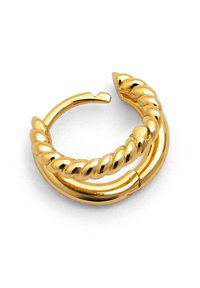 Un par de pequeños pendientes de aro de oro, uno liso y otro con un diseño de cuerda trenzada, sobre un fondo blanco.
