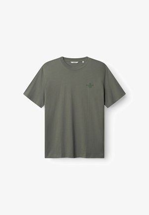 Maslinasto zelena kratka majica z okroglim izrezom in majhnim temno zelenim logotipom "The Adventure Club" na levi strani prsi.