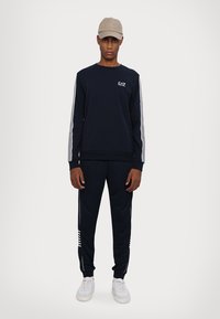 EA7 Emporio Armani PANTALONI - Träningsbyxor - blue