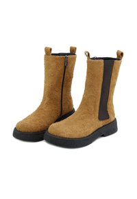 Botas de tobillo de textura de piel marrón con paneles laterales elásticos negros, una suela de goma negra y un cierre lateral para ponerlas fácilmente.